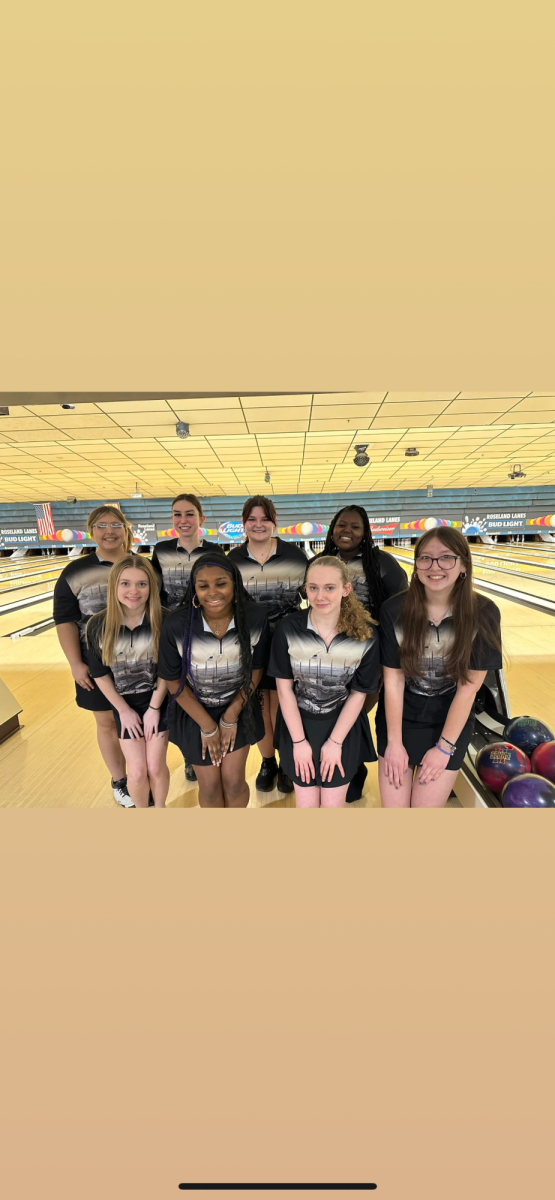 Struthers Girls Bowling Team 
Seniors Back Row (Left to Right): Sofia Previte, Clare Coppola, Makenzie Granger, Jonice Coats